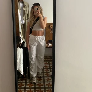 Linnebyxor i cargo style Pull and Bear - Cargo byxor i tjockare linnematerial. Perfekta sommarbyxorna. Byxorna är i mycket fint skick. 