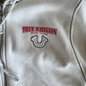 Säljer nu min true religion hoodie som jag bara använt några gånger. Den är i fint skick och har inga hål. Storleken står M men den är lite oversize så skulle mer säga M/L. Kontakta för mer bilder eller info om tröjan. 
