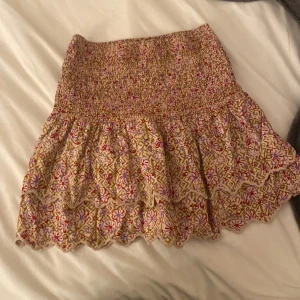 Gullig kjol från mango - Jätte söt kjol med volang, vet inte riktigt vilken storlek den är men typ 164, den är inte använd jätte mycket