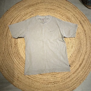 Levis tshirt - Clean biege Levis tshirt! Använd fåtal gånger. Storlek M och bra passform! Hör av dig vid frågor eller funderingar! 