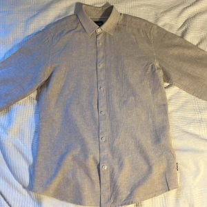 Linne skjorta - Linne skjorta perfekt för sommaren. Skjortan är från Only & sons i storlek small och är knappt använd då den köptes i slutet av förra sommaren.