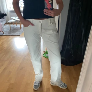 low waist jeans - Snygga straight leg jeans från STAY, aldrig använda med lappen kvar på🤍 Köpta från Carlings för 599kr, säljer för 250kr men pris kan diskuteras! Hör av dig vid intresse💓