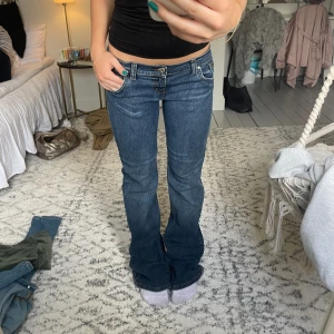 Lågmidjade D&G jeans - Lågmidjade Dolce&Gabbana jeans med midjemått: 84cm och innerbenslängd: 87cm så passar bra till någon lång;) med najs jeanstryck på baksidan