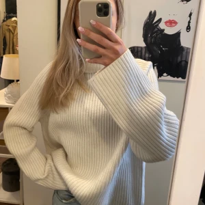 Vit stickad tröja med krage.  - Storlek L, men är inte så stor på.  