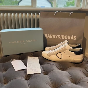 Philippe Model skor  - Ett par äckligt feta Philippe Model skor 🤩med en clean och fräsch design med blått där bak. Stl 43 och i princip nya använda endast två gångar annars helt nya. Allt OG finns tags,box,kvitto m.m. Inget OG ingår. Skriv vid minsta lilla.MVH,Carlos