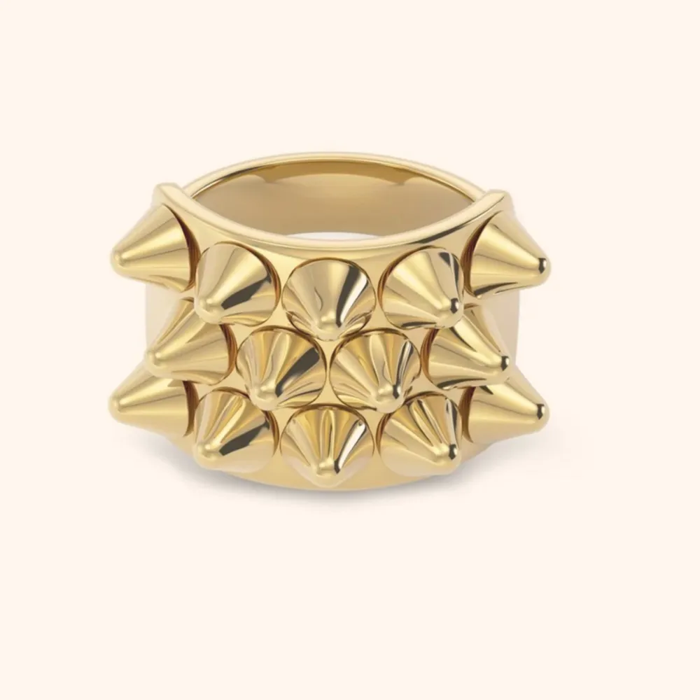 Edblad peak ring i guld ❤️‍🔥❤️‍🔥. Accessoarer.