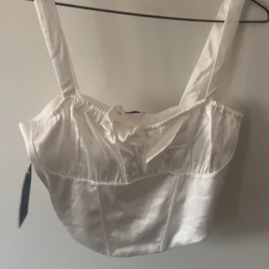 Topp - Säljer denna superfina topp, strl 38! Helt ny med prislapp! Köpt på NA-KD 