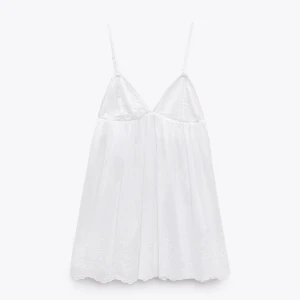 Klänning zara - Jätte fin klänning från zara som bara är använd ett fåtal gånger. I väldigt bra skick!!