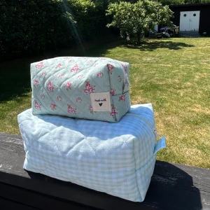 Necessär-set - Så sjukt fint set med två hemsydda necessärer! Det är en större, och en mindre och så fina tillsammans! 400kr för båda å kan även köpas separat🥰🥰!! Perfekt som present!