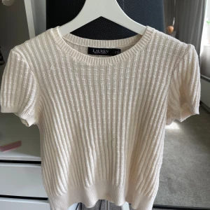 Ralph Lauren tröja - ralph lauren tröja som ja köpte för ca 1 år sen men kommer inte till användning längre. nypris 1499kr. har små defekter där lite tråd åkt ut men inget man lägger märke till därav priset. 