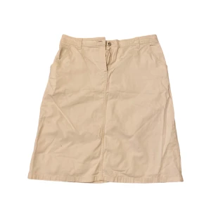 Vit midikjol - Vit lågmidjad kjol i jeanstyg som passar perfekt till sommaren🌞🌞🌞 Älskar detaljerna på fickorna🙌🏼🙌🏼 Skriv privat vid intresse eller frågor🩷 Köp nu funktionen går även bra att använda!🫶🏻