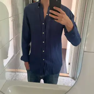 Hej allesammans, säljer nu en blå John Henric linne skjorta i 10/10 skick, storlek 37 vilket motsvarar S-M. Nypris ligger på 900, säljer för 600 men pris kan diskuteras.