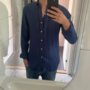 John Henric linne skjorta - Hej allesammans, säljer nu en blå John Henric linne skjorta i 10/10 skick, storlek 37 vilket motsvarar S-M. Nypris ligger på 900, säljer för 600 men pris kan diskuteras.