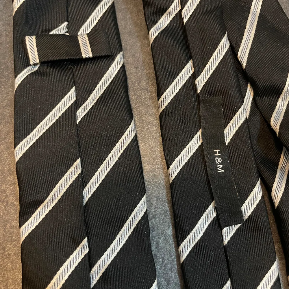 Svart/vit randig slips från H&M.. Övrigt.