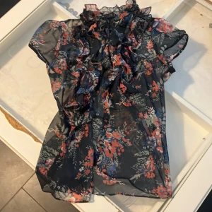 Blus - Är otroligt jättefin och köptes utomlands:) Står XL men passar S