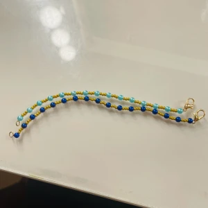 armband  - köp 2 stycken blåa fina armband men guldpärlor 🤩