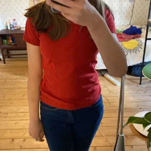 Röd t-shirt  - Basic t-shirt, använd en gång. Tillverkad av min pappas småföretag som han drev när han var yngre. 