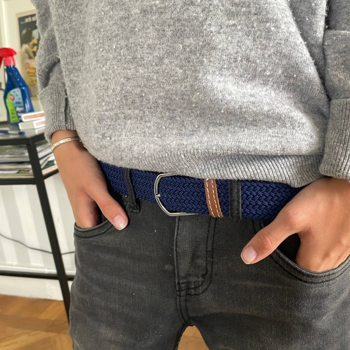 Marinblått flätatbälte