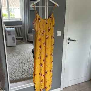 Somrig klänning - Jätte fin sommar klänning. Den är använd en gång. Den är ifrån H&M och är i storlek 36. Köpt för 450