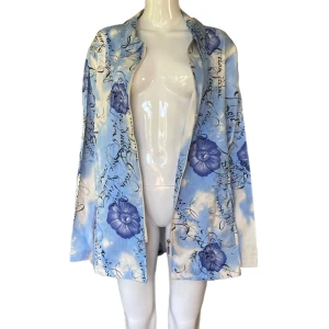 Jacka - En fin jacka i fint skick från Comfort Fashion Quality, storlek 52. Insydda axelvaddar. Dockan använder XS. Färgerna är blått med vitt! Inte gult som det ser ut som på bilderna!  MÅTT: Axel till axel 48cm, Ärmlängd 64cm & Armhåla till armhåla 70cm