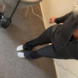 Träningsbyxor!! - Aldrig använda, bootcut tränings tights med slits nertill! 