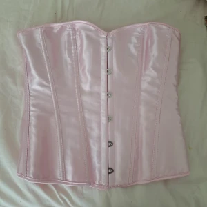 Rosa korsett - Lite mörkare än babyrosa. Pris är diskuterbart 😊💗