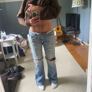 Bootcut jeans  - Ett par skitsnygga Lee jeans med hål i💕 De är vintage men i bra skick! Jag är 166 cm och de är perfekt längd för mig. Jag brukar ha str 36/38. Köparen står för frakt💕