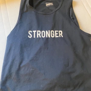 Linnea från stronger  - Träningslinne från stronger  Använd fåtal gånger  Svart  Ganska liten i storleken  Nypris 299 kr 