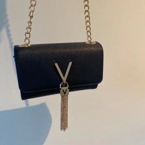 Valentino bags - Hej! Säljer nu denna söta väska från Valentino Bags. Använd Max två ggr därav inga defekter. På bilden ser den svart ut men är marinblå egentligen 💕
