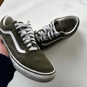 Vans - Ett par Vans i en riktigt snygg, mörkgrön färg som är hyfsat svåra att få tag i. Sparsamt använda under 2 månaders period så skulle säga skicket är 8.5/10. Enda tecken på användning är lite smuts på sulan. Nypris runt 8-900. 