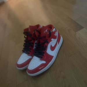 Jordan 1 mid Barcelona - Riktigt snygga Jordan 1s. Storlek 44. Skorna är knappt använda. Vid frågor är det bara att skriva!