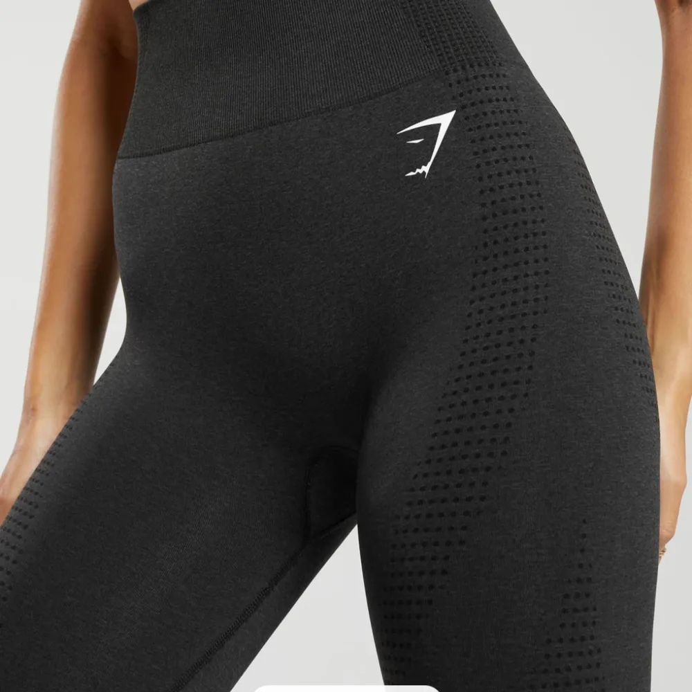 Svarta Vital seamless 2.0 leggings. Säljes pga för små, annars i topp skick💫. Sport & träning.