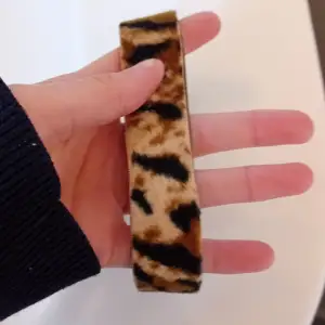 Super snyggt armband med leopardmönster på, aldrig andvänd, skriv gärna innan köp🩷