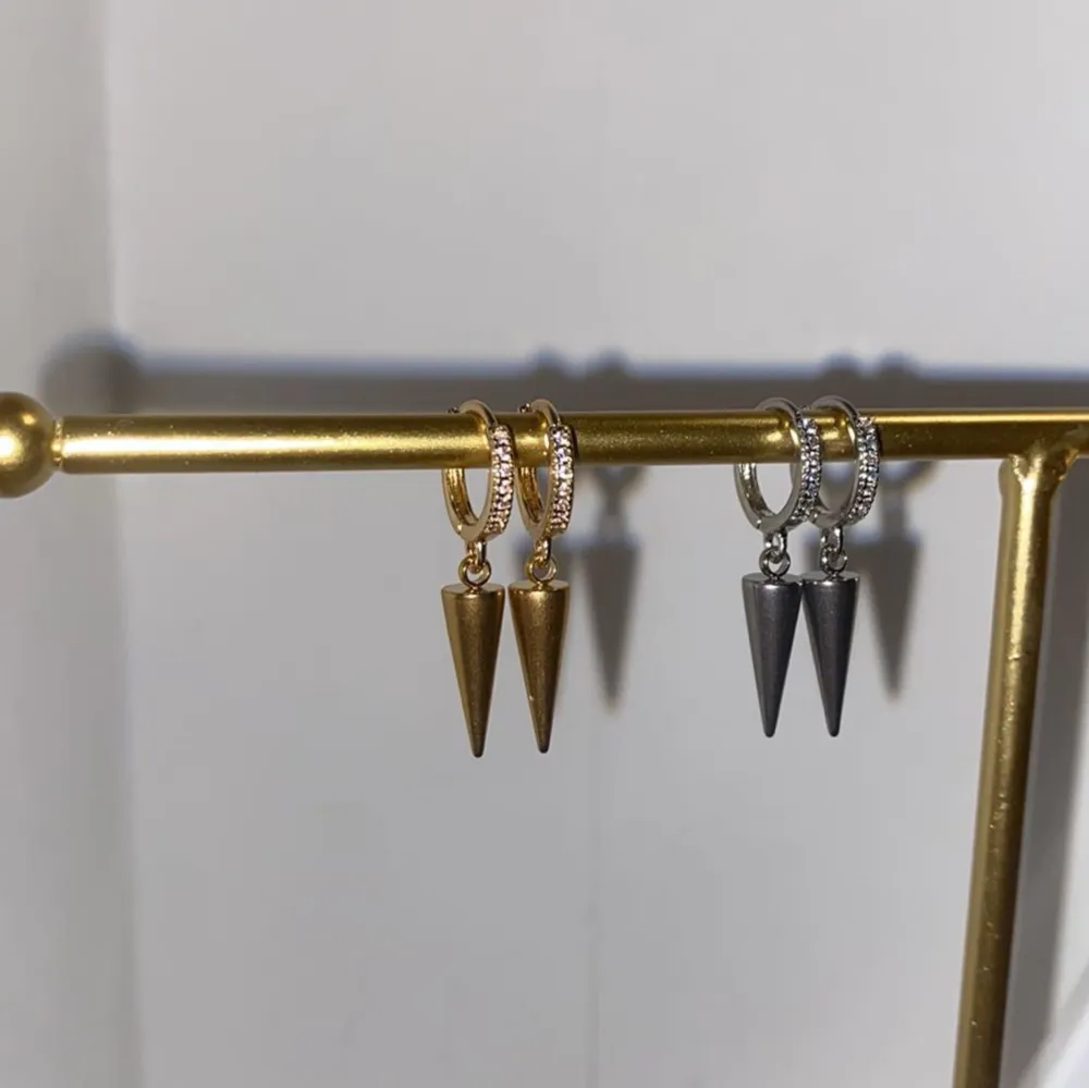 Jättesnygga örhängen i rostfritt stål 💞Modell ”Quintella”. Accessoarer.
