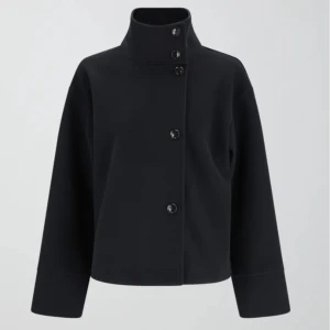 Marinblå kappa  - Jättefin kappa ifrån Gina tricot, i färgen marinblå. Den är använd en gång så helt ny och i väldigt fint skick. Det är storlek S och jag har köpt den för 600kr från butik. Skriv privat för fler bilder eller om du undrar något💗