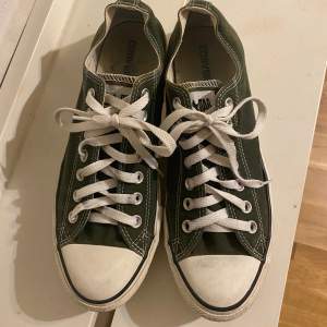 Snygga mörkgröna converse skor,  säljer även svarta i strl 42