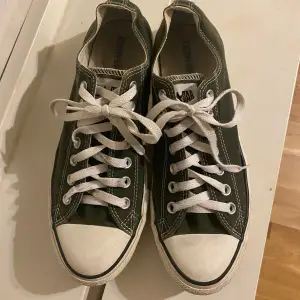 Snygga mörkgröna converse skor,  säljer även svarta i strl 42