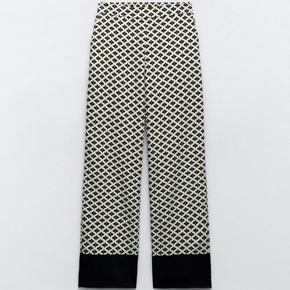 Säljer dessa helt oanvända byxorna från zara med prislapp kvar då jag beställde 2 par och glömde skicka tillbaka dessa, storlek XS. Nypris 399kr, skriv vid intresse eller frågor 💕. Farkut & Housut.