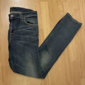 Säljer dessa Nudie jeansen i skick 9,5 av 10 då Jeansen är använda Max 4 gånger. Storlek W31 L 32 . Nypris ca 1600kr vårat pris 399kr Hör av er ifall ni har frågor eller funderingar, 