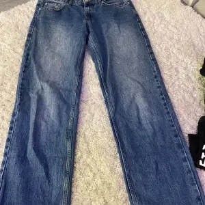 Väldigt fina jeans men är för korta för mig, använt hyfsat mycket men bra skick