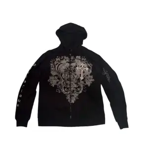 Affliction Type Hoodie Size XL fits M/L    Embroided print  (Zipper saknar handtag men går att stänga utan problem)