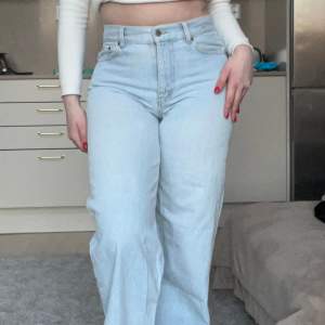 Super fina jeans från junkyard! Använda några gånger men dom är i väldigt fint skick! Säljer då dom inte är min stil längre!