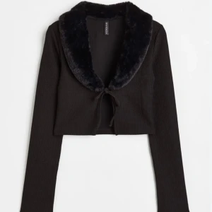 H&M tröja - Super gullig tröja från hm som är använd max 5 gånger! Säljer då den knappt kom till användning och inte är min stil längre!