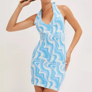 Klänning - Super fin klänning från gina tricot! Säljer då den knappt kom till användning! 