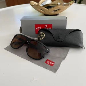 Rayban boyfriend  - Säljer nu dessa rayban boyfriend. Nyskick endast använda 2 gånger inga skador eller repor allt og kommer med som syns på bild och kvitto finns hör av dig vid övriga frågor 