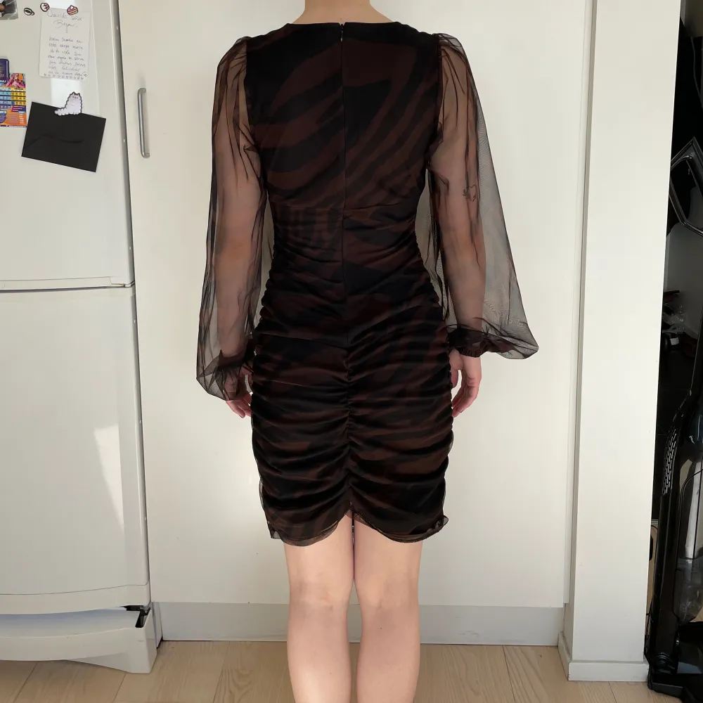 Klänning med zebramönster i brunt/svart från Gina Tricot i stl XS. Endast använd en gång. . Klänningar.