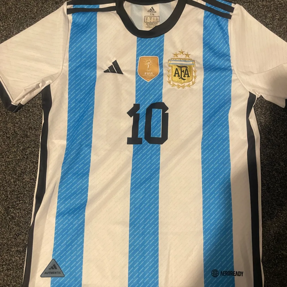 Säljer nu en väldigt snygg och oanvänd Argentinsk Messi tröja i storlek 176. Det här är en riktig fet tröja till sommaren och tveka inte att kontakta vi minsta fundering.. Sport & träning.
