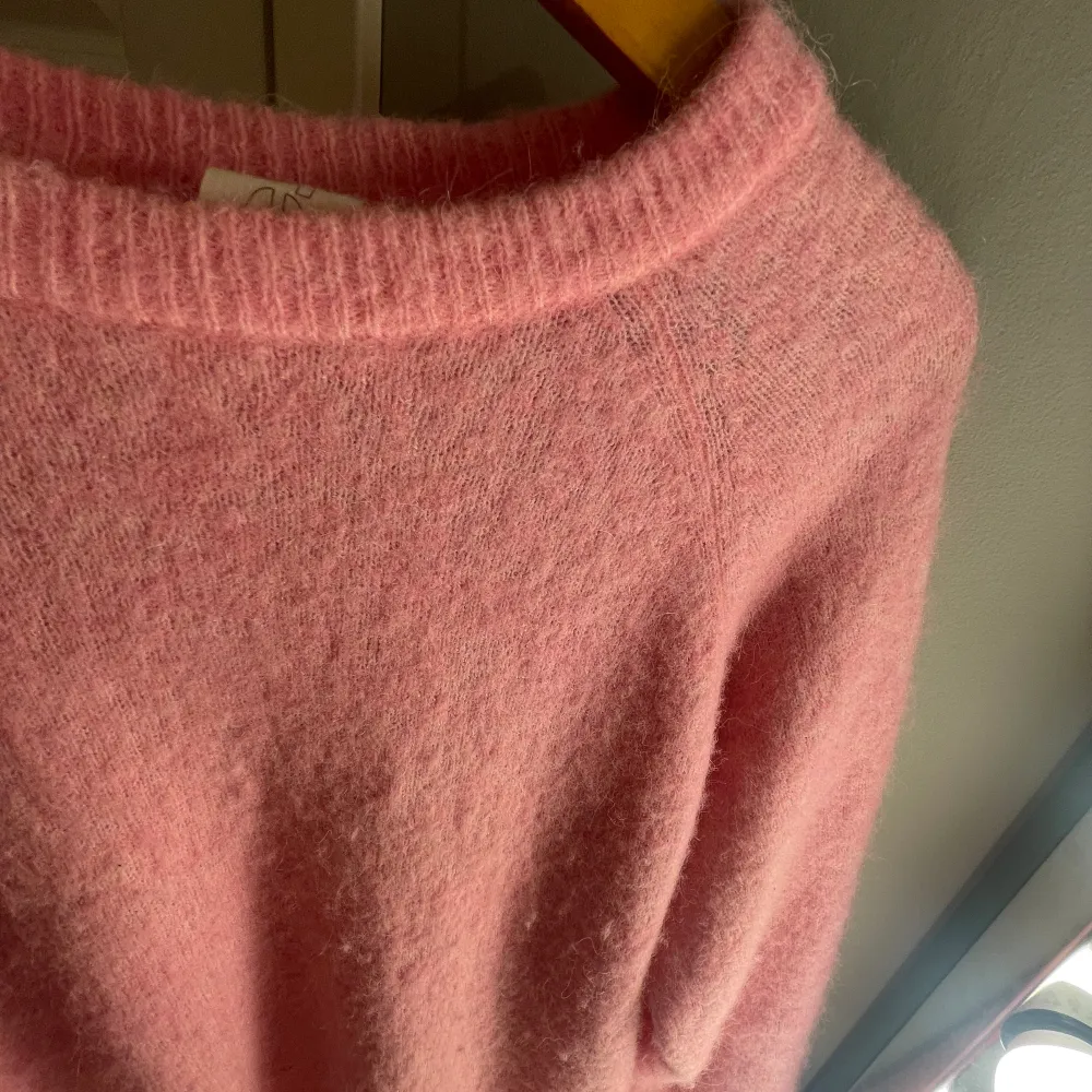 Jättefin rosa stickad tröja från Carin Wester som inte har några defekter och knappast använd! Är i cashmir och jättefin på! Köpt för 500kr☺️☺️. Tröjor & Koftor.