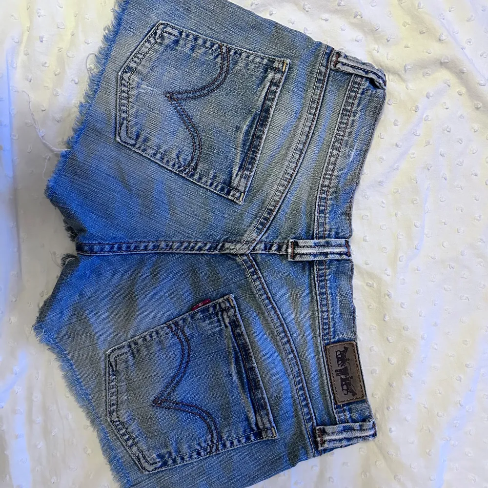 Snyggaste jeansshortsen från Levis. Bra skick och perfekta nu till sommaren. Säljer eftersom de inte passar.. Shorts.