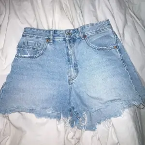 Ett par ljusblåa jeansshorts från stradivarius. Använd ganska många gånger men blivit för små. Fint skick